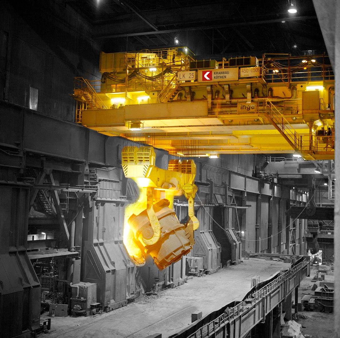 Gießereikran von Kranbau Köthen mit eingehängter Gießpfanne in einem Stahlwerk (Das Bild ist urheberrechtlich geschützt. Erstellt von thyssenkrupp)